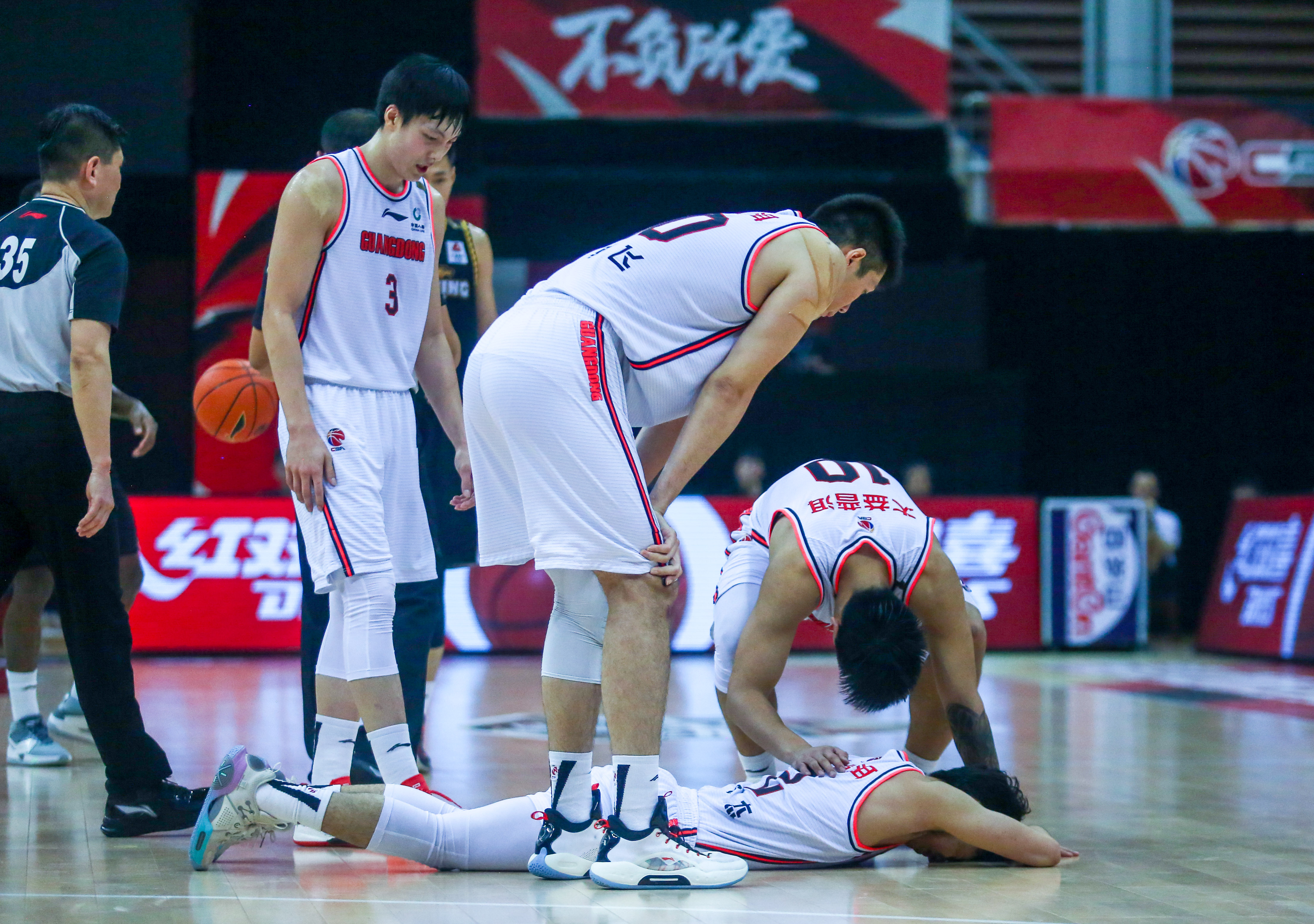 九游官网-关键时刻斯图加特备战足总杯，篮板制胜细节曝光，压力陡增，团队化学反应显著的简单介绍